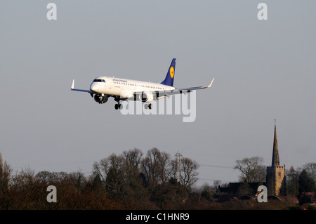 Lufthansa Regional Embraer 190 Birmingham internationaler Flughafen mit Bickenhill Kirche im Hintergrund Stockfoto