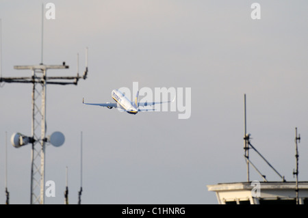 Ryanair Boeing 737 vom Birmingham International Airport durch die Masten und Antennen der alte Turm gesehen Stockfoto