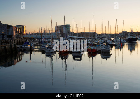 Dawn Sonnenaufgang über Sutton Harbour auf der historischen Barbican in Plymouth Devon UK Stockfoto