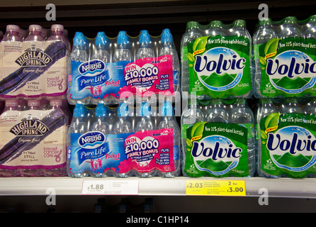 Wasser in Flaschen zum Verkauf in eine britische Supermarktkette Stockfoto