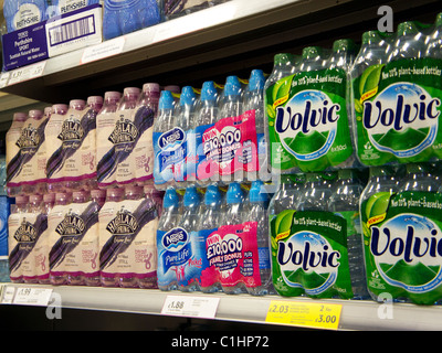 Mineralwasser in britische Supermarktkette verkauft Stockfoto