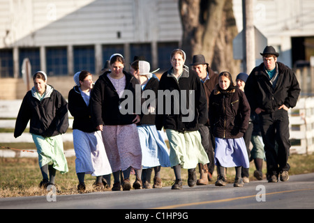 Amish Frauen gehen in einer Gruppe in Gordonville, PA. Stockfoto