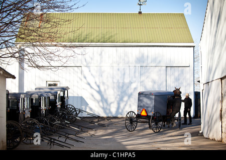 Amische Pferd Buggy in einem Stall in Gordonville, PA. Stockfoto