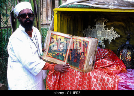 Priester zeigt religiöse Symbole, St. Maria von Zion Church, Axum, Äthiopien Stockfoto