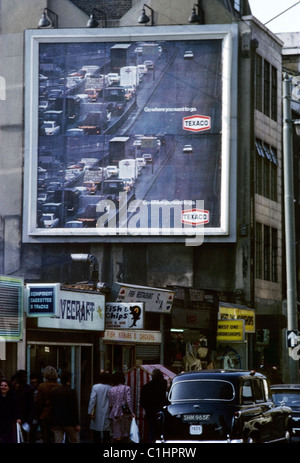 70 Der plakatwerbung Benzin Einzelhändler Texaco bietet Freiheit von Verkehrsstaus zu Der britische Autofahrer an der Wand eines Gebäudes im Jahr 1972 auf der Hohen Straße in Tunbridge Wells Kent Großbritannien Großbritannien KATHY DEWITT Stockfoto