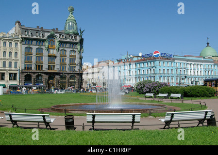 Russland. St. Petersburg. Newski-Prospekt. Ein Brunnen in der Kasaner Kathedrale. Singer Bau (St. Petersburg Haus der Bücher). Stockfoto