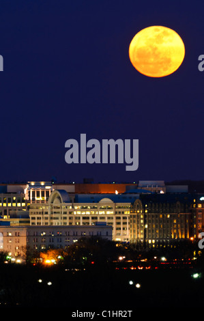 WASHINGTON DC, USA - Anstieg der sogenannten Super Mond aus der Nähe der Iwo Jima Memorial, Arlington, VA, nach Osten über Washington DC. Die Supermoon Phänomen tritt auf, wenn der Vollmond geht näher an die Erde, die Erhöhung der Größe des Mondes in den Nachthimmel. Stockfoto