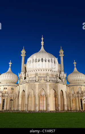 Der Brighton Royal Pavilion, in Brighton, East Sussex, England. Beleuchtet in der Dämmerung. Stockfoto