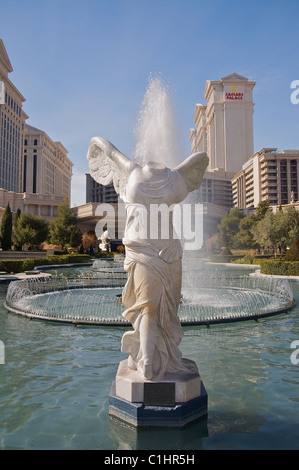Eine Nachbildung der Winged Sieg von Samothrace in einem Brunnen im Caesars Palace, Las Vegas Stockfoto