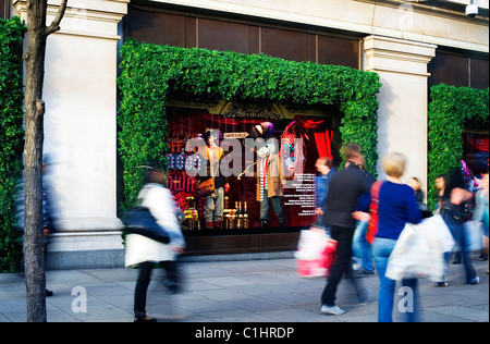 Selfridges Weihnachten 2009 Fenster Shopper, Oxford Street, London, England, UK, Europa Stockfoto