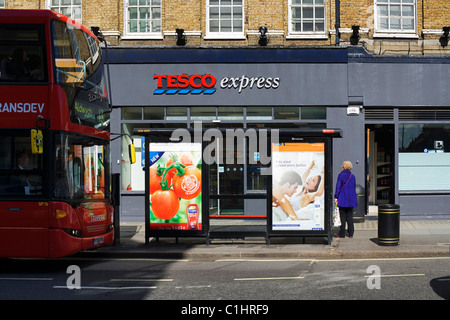 Tesco Express und Bushaltestelle - Baker Street, London, England, UK, Europa Stockfoto