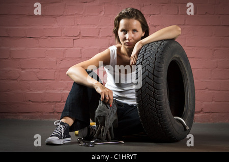 Schöne Mechaniker in der Autowerkstatt Stockfoto