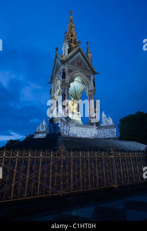 Das Albert Memorial in den Kensington Gardens, London, England. Nachts beleuchtet. Stockfoto