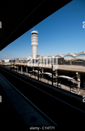 Ronald Reagan Washington National Airport Zeichen und Kontrollturm. Einen künstlerischen Blick von der u-Bahn Station. Stockfoto