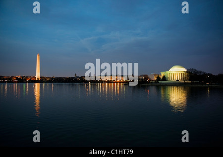 Skyline von Washington DC und Monumente in den Potomac River Tidal Basin widerspiegelt. Stockfoto
