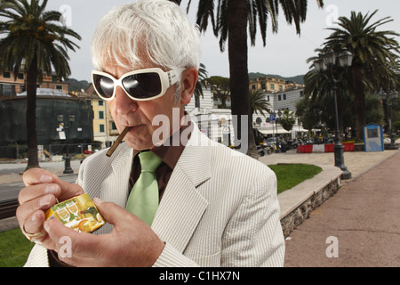 Senior woman Beleuchtung ein Zigarillo, Italien Stockfoto