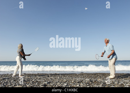 Älteres Paar, Badminton spielen, am Strand, Italien Stockfoto