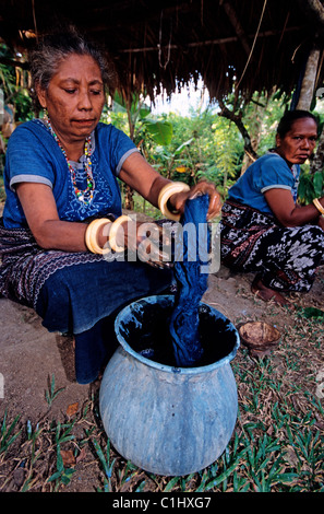 Indonesien, Sonde Inseln, der Insel Flores, traditionelle Weberei Ikat-Stoffe in das Dorf Watublapi Stockfoto