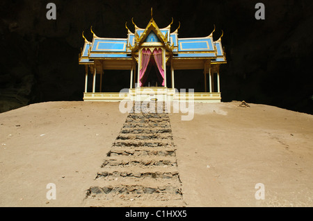 Thron-Pavillon in der Phraya Nakhon Höhle im Khao Sam Roi Yot Nationalpark in Thailand Stockfoto