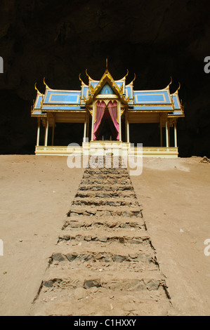 Thron-Pavillon in der Phraya Nakhon Höhle im Khao Sam Roi Yot Nationalpark in Thailand Stockfoto