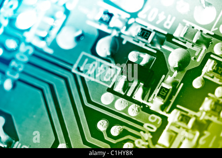 Elektronikplatine. Makroaufnahme, abgeschwächt. Stockfoto