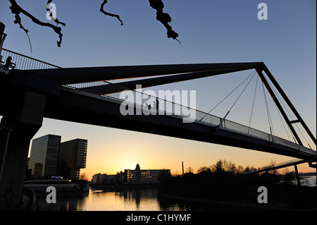 Fußgängerbrücke in den Medienhafen in Düsseldorf am Abend. Stockfoto