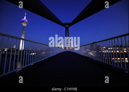 Turm und Brücke am Medienhafen in Düsseldorf am Abend. Stockfoto