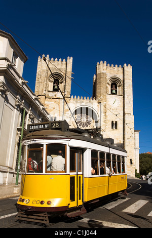 Straßenbahn 28, die berühmten touristischen freundlich landschaftlich reizvolle Linie, die durch Lissabon, läuft führt vorbei an der Se (Dom) in der Stadt Alfama dis Stockfoto