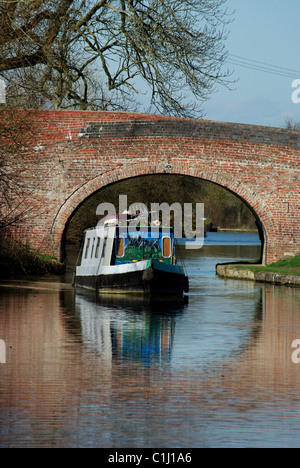 Narrowboat gehen unter Candle Bridge auf dem Grand Union Canal bei Blisworth, Northamptonshire, UK Stockfoto