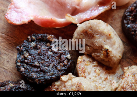 Weißer Pudding, Blutwurst und Speck Speckscheiben auf Holzküche board Stockfoto