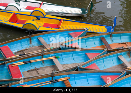 Ruder- und Pedal Boote im Wasser auf der Themse in Oxford, Großbritannien Stockfoto