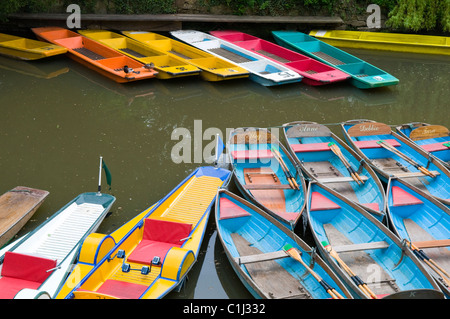 Kähne, Ruder- und Pedal Boote auf der Themse in Oxford Stockfoto