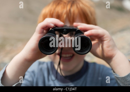 Junge mit Fernglas, Jasper, Alberta, Kanada Stockfoto