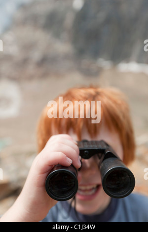 Junge mit Fernglas, Jasper, Alberta, Kanada Stockfoto