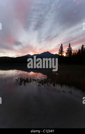 Lake Edith Cavell und Pyramid Mountain, Jasper Nationalpark, Alberta, Kanada Stockfoto