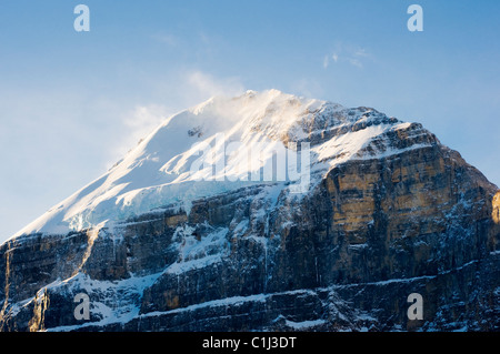 Schnee weht vom Gipfel des Mount Lefroy in Banff Nationalpark, Alberta, Kanada Stockfoto