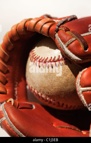 Baseball-Handschuh und Baseball Stockfoto