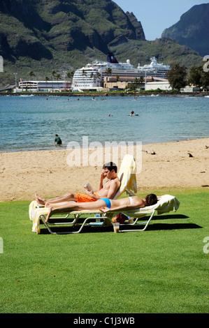 Urlauber entspannen Sie am Kalapaki Strand von Marriott Kauai Hawaii Nawilwili Bay Stockfoto