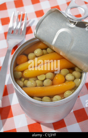 Dose Erbsen und Karotten Stockfoto