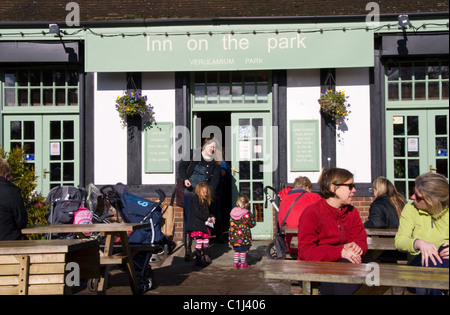 Hellen Wochentag Wintermorgen im Inn auf der Park ein beliebtes Café in Verulamium Park, St Albans, Hertfordshire, England, UK Stockfoto