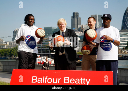 Bürgermeister Boris Johnson mit Arek Deng, Russel Findlay und Leon Bennett-Harris Einführung London Jugendspiele am Rathaus in London, Stockfoto