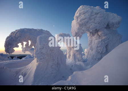 Sonnenaufgang am Brocken Berg im winter Stockfoto