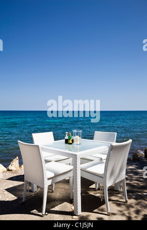 Tisch im Restaurant am Strand, Mallorca, Spanien Stockfoto