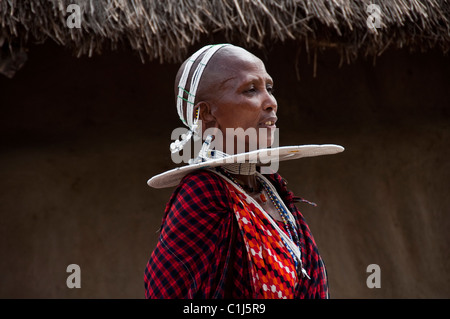 Masai Frauen in einem kleinen Massai-Dorf in der Ngorongoro Conservation Area, Tansania, Afrika Stockfoto