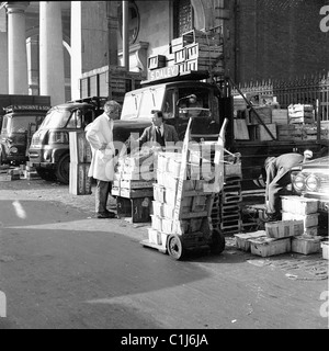 1950er Jahre, ein LKW mit Waren wird auf dem berühmten Covent Garden Obst- und Gemüsemarkt in diesem historischen Bild von J Allan Cash entladen. Stockfoto