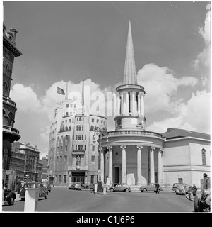 1950er Jahre, All Souls Church, in Langham Place, Regent St, entworfen von John Nash, gegenüber dem Broadcasting House, dem Hauptquartier der BBC in London. Stockfoto