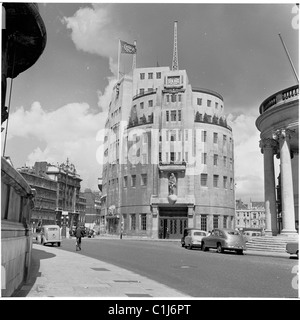 1950er Jahre, Broadcasting House, Hauptsitz der BBC in Portland Place, Regent St, London, das erste zweckgebaute Sendezentrum in Großbritannien wurde 1932 eröffnet. Stockfoto