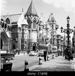 1960er Jahre, Außenansicht, Royal Courts of Justice, Strand, Westminster, London. Die Gerichtsgebäude wurden 1882 im viktorianischen gotischen Stil errichtet. Stockfoto