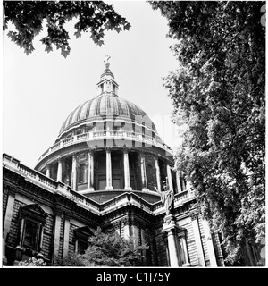 1950er Jahre, Blick von unten auf die St Paul's Cathedral, erbaut nach dem Großen Brand von London 1710 im englischen Barockstil von Sir Christopher Wren. Stockfoto