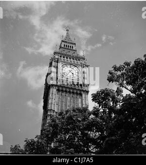 1950er Jahre, ein Blick von unten auf den Clock Tower, im Palace of Westminster, London, England, Großbritannien, allgemein bekannt als „Big Ben“. Stockfoto